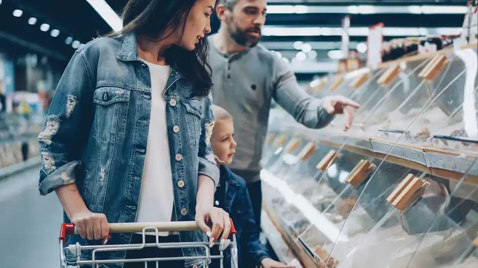 Família com carrinho fazendo compras no supermercado